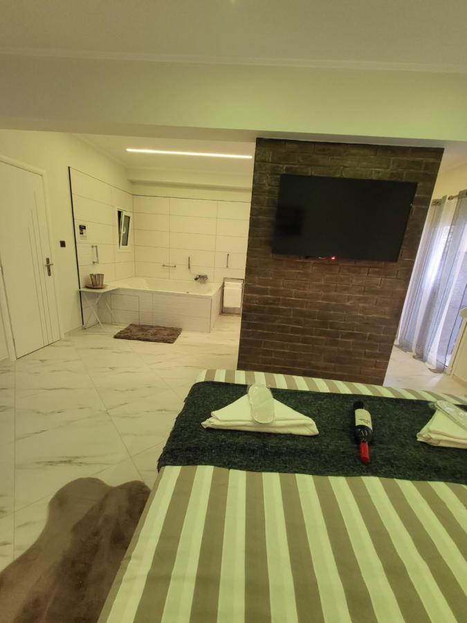 Romantic Deluxe Svite Wise Jacuzzi And Sauna Aten Exteriör bild