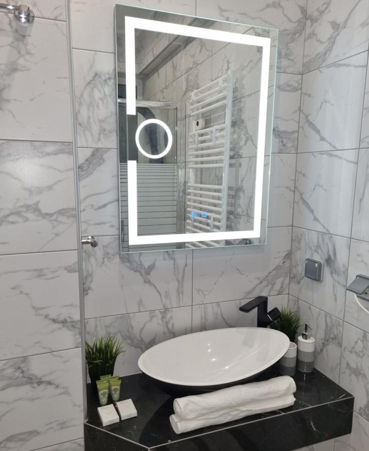 Romantic Deluxe Svite Wise Jacuzzi And Sauna Aten Exteriör bild