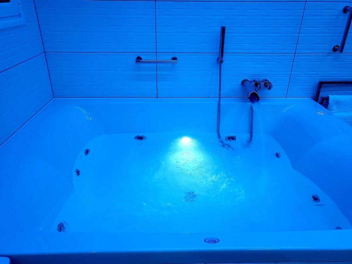 Romantic Deluxe Svite Wise Jacuzzi And Sauna Aten Exteriör bild