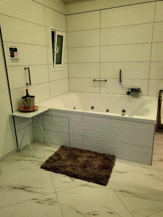 Romantic Deluxe Svite Wise Jacuzzi And Sauna Aten Exteriör bild