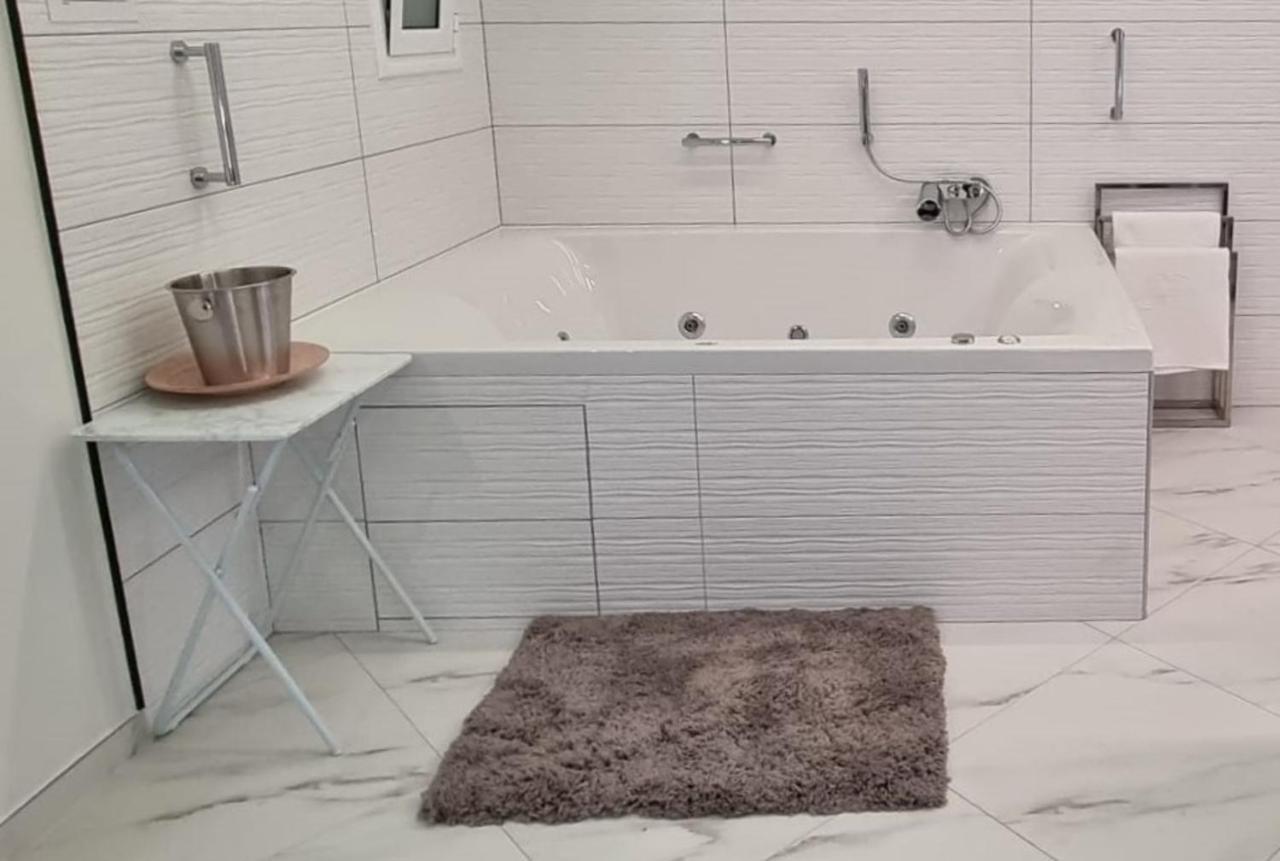 Romantic Deluxe Svite Wise Jacuzzi And Sauna Aten Exteriör bild