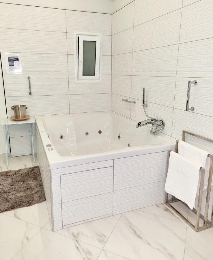 Romantic Deluxe Svite Wise Jacuzzi And Sauna Aten Exteriör bild