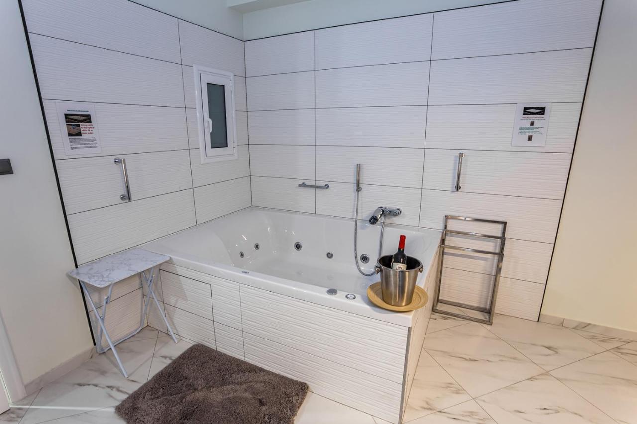 Romantic Deluxe Svite Wise Jacuzzi And Sauna Aten Exteriör bild